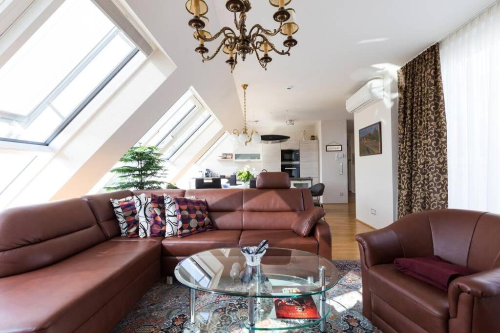 Grosses Penthouse #12 Mit Terrasse Und Aussicht Apartment Viena Exterior foto